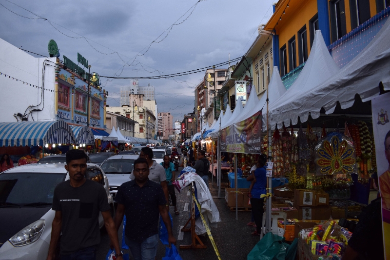 鉴于冠病疫情尚未受控，马六甲小印度今年停办屠妖节市集。（档案照）