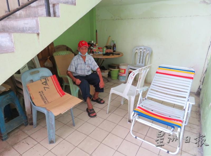 在芙蓉李三路小贩中心落脚的罗英华，以一张躺椅为床，晚上拉出来睡，白天再收起来。