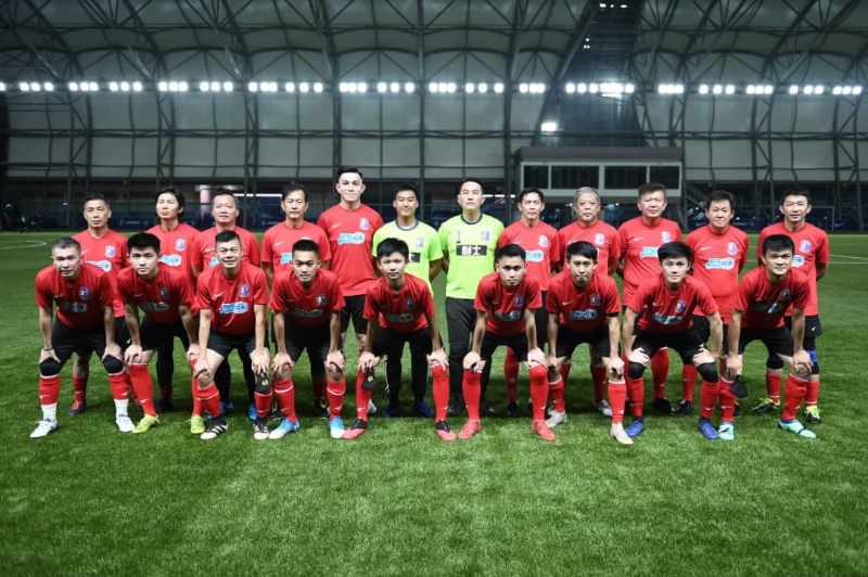 新山市华人足球公会队员在开赛前合照。