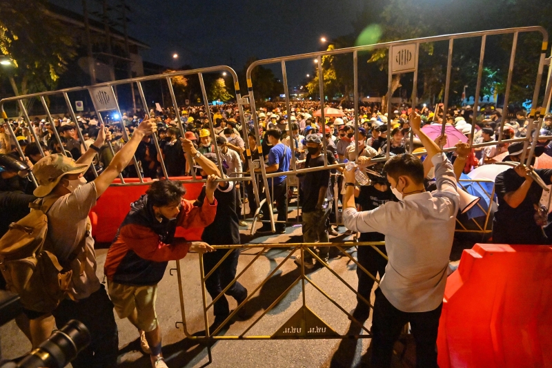 示威者拆除警方设立的路障。（法新社照片）
