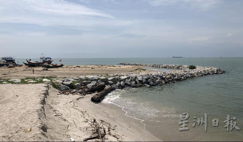 根据渔民说法，今年筑了防浪石堤后，海蚀明显恶化，当局必须检讨。