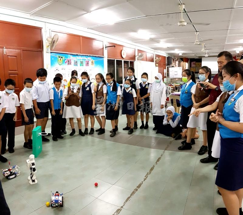 丹中明年将引入电脑编程，校方也将于11月6日举办“2020东海岸中小学机器人大赛”，以向学生宣导电脑编程的重要性。

