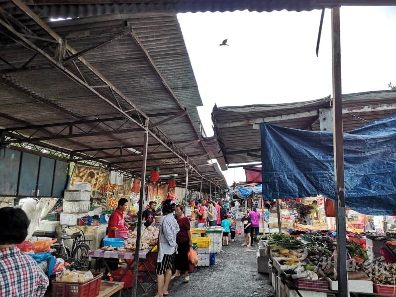 班达马兰巴板路早市是当地数一数二的早市，经常吸引民众前来采购食材及日用品。（档案照）