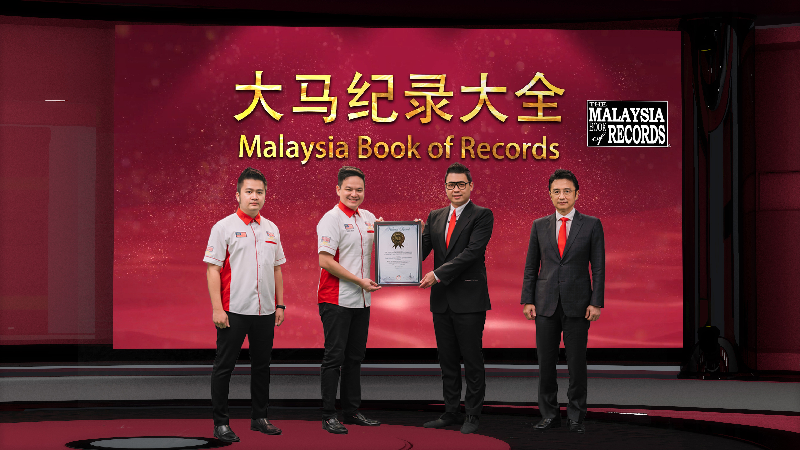 2020年中总第九届青商大会荣获 “最多参与者之虚拟商务大会”马来西亚纪录大全。总团长李烔良（右二）从马来西亚纪录大全代表连耀辉（左二）手中接过纪录大全奖状， 由戴良业（右一）见证，左一为马来西亚纪录大全代表黄程运。