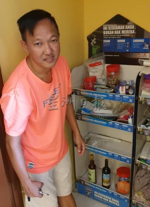 杨雅王向记者展示收藏的啤酒及洋酒，正放在橱柜前的地面上。
