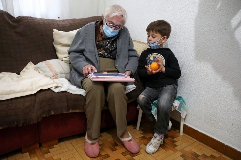99岁的玛汀康复后不忘与曾孙继续打电玩。（路透社照片）