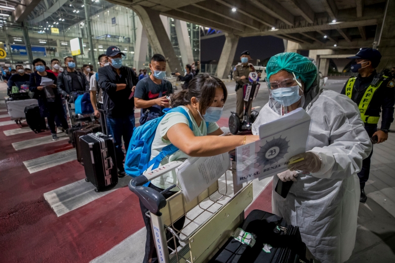 为了追踪中国旅客在泰国的行踪，机场人员严格筛查。