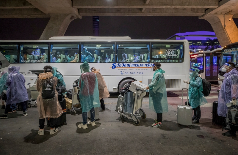 完成冠病检测后，中国游客准备乘搭巴士到隔离的酒店。