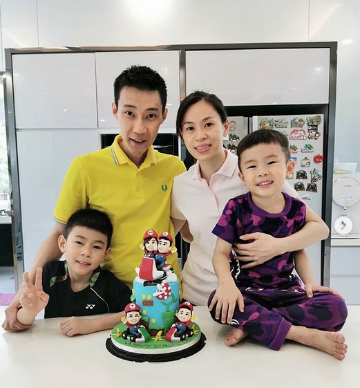 李宗伟在其个人社交媒体上载了一家人陪他度过生日的照片，照片中包括其妻子黄妙珠和两个孩子。（李宗伟IG照片）