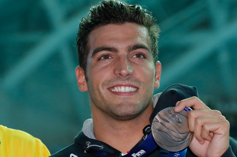 德蒂在2019年的世界游泳锦标赛的男子400公尺自由泳夺得铜牌后，在领奖时展现奖牌。日前意大利泳队在冠病检测中，有超过10人确诊，德蒂是其中一人。（美联社照片）