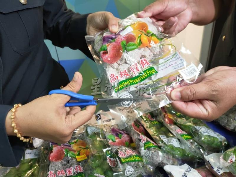 麻坡贸消局官员消毁贴有不受大马伊斯兰发展局承认的清真食品认证的食品。