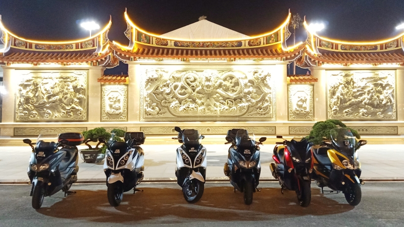 大型摩托车的爱好者驾驶摩托车前来西天宫膜拜，并将摩托车顺序的排放在入口处。