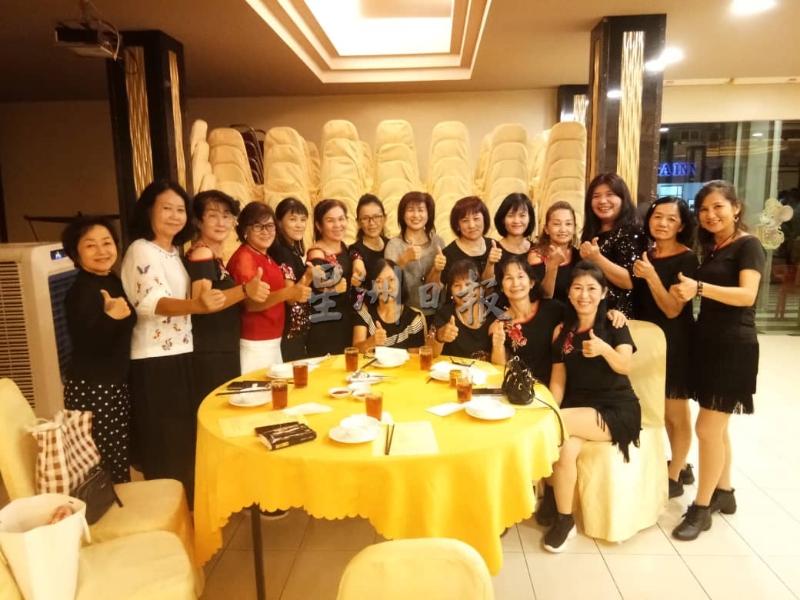 
由马艳梅（左六）领导的创新欢乐歌友会的姐妹们负责当晚的歌唱及舞蹈的娱节目，团员与姚仙风（站者右七）合摄。

