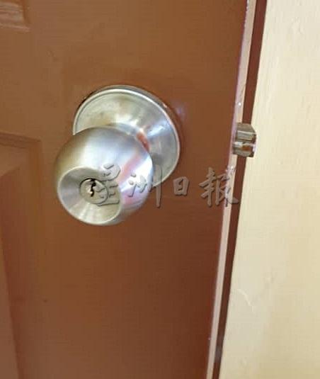 由于储藏室门都会锁上，加上门锁没有被撬开，相信是租客利用万能钥匙打开房门“干案”。