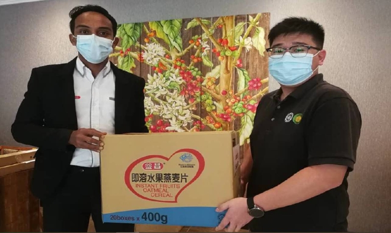 益昌咖啡粉代表移交赠品给捐血运动筹委主席洪伟俊(右)。