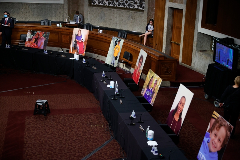 民主党代表在空椅放多张相片，表达对巴雷特晋身最高法院后可能推翻医保计划的担忧。(美联社照片）