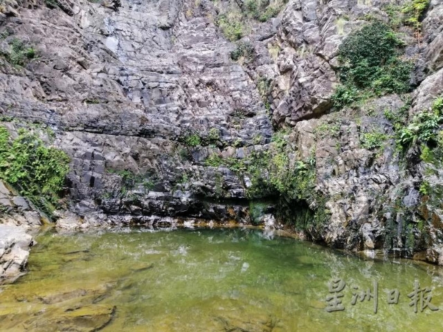 德目伦瀑布山水清澈，环境清幽。

