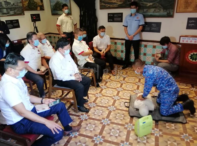民防部队成员示范如何使用自动体外心脏去颤器。坐者左起为杨顺兴、曹观友、谢得清与郑来兴。