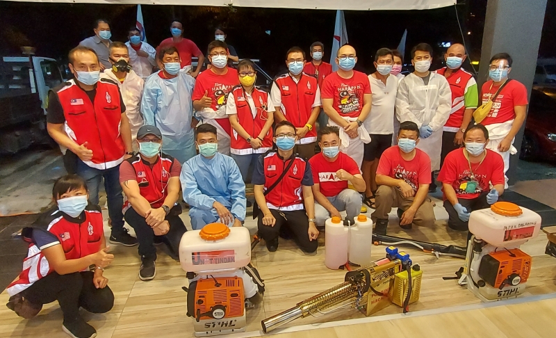 无拉港区火箭行动队在双溪龙镇进行大型消毒工作，助当地减低疫情。