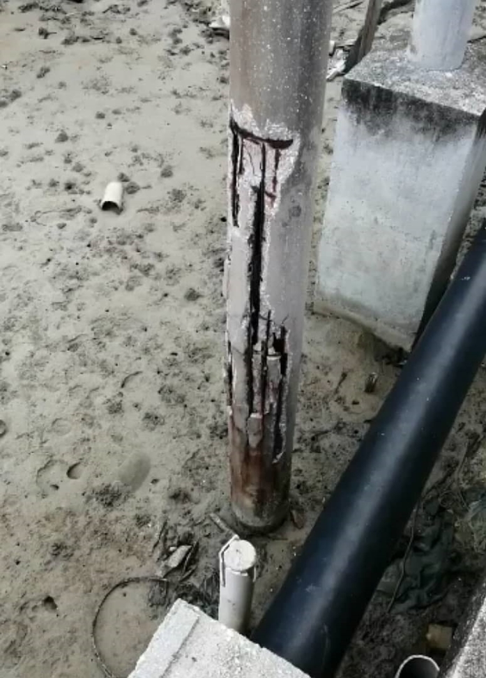 电柱的外层洋灰已经严重脱落，岛民担心电柱随时倒塌或是漏电，造成生命的危险。