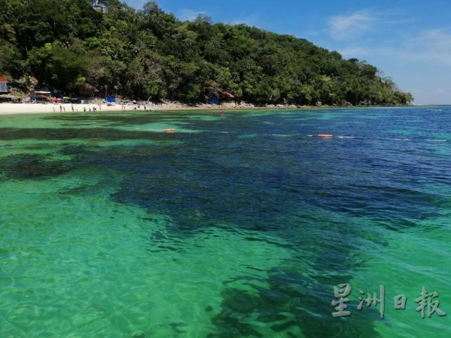 巴雅岛的海水清澈见底。