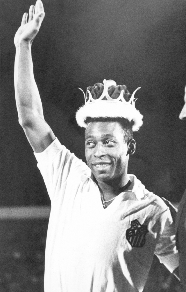 比利在1979年时，被墨西哥球会美洲队封为“足球之王”，并获赠当时价值1万3000美元的皇冠，可见当年比利在足坛的地位。（美联社档案照片）

