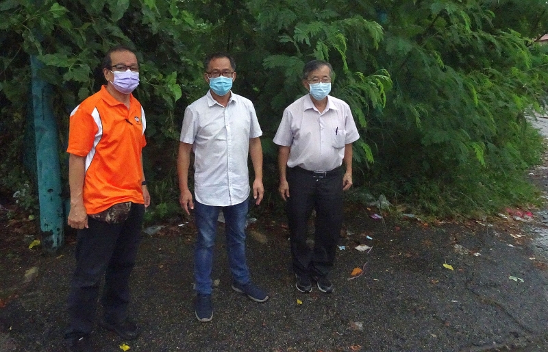 刘志良（中）与陈劲源（右）及李祥生（左）巡视已废置的排污站。
