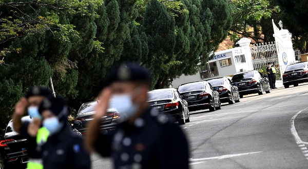 The vehicle carrying Muhyiddin was seen entering the compound of Istana Abdulaziz at 4.40 pm. BERNAMA