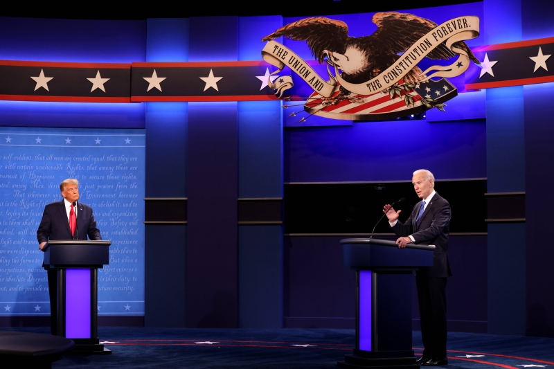 特朗普（左）与拜登（右）出席美国大选前最后一场总统候选人辩论。（法新社照片）