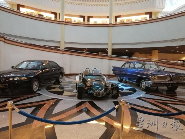 首相珍藏馆内的古董车。

