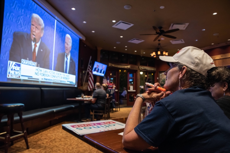 美国民众通过电视观看两位总统候选人的政见交锋。（图：法新社）

