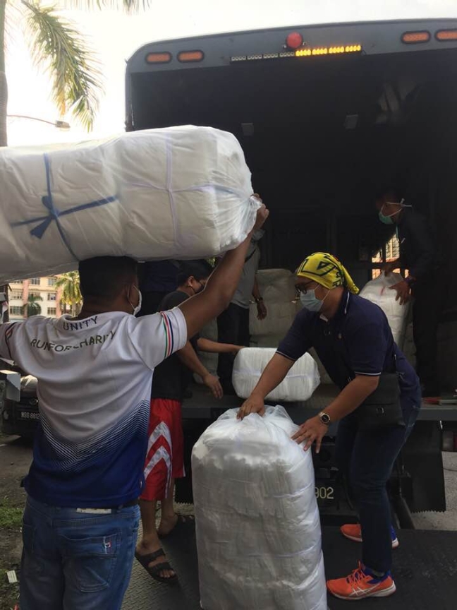 通过群众集资的力量，共有3168件用后即丢的不织布床单和3000件枕头套已顺利捐到双溪毛糯医院。