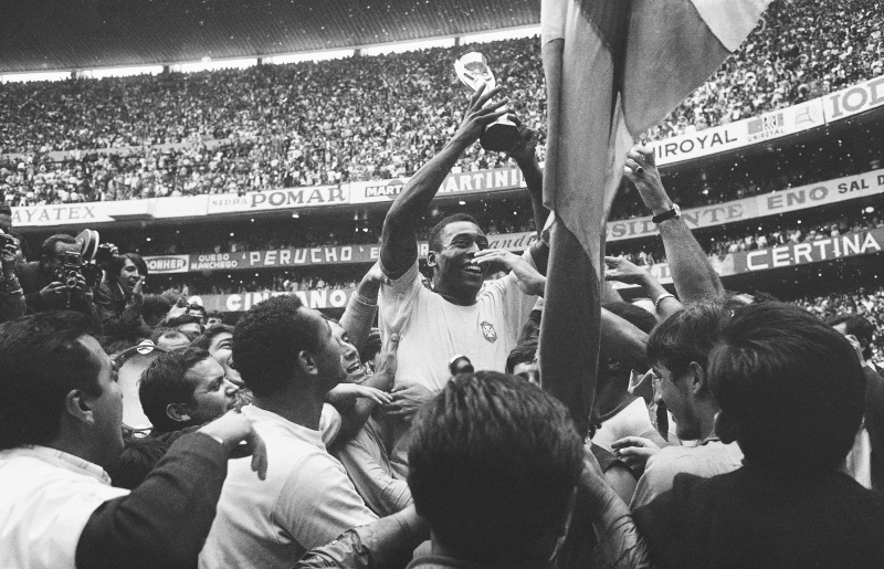 1970年，比利（捧杯者）第3度助巴西赢得世界杯冠军。（美联社档案照）