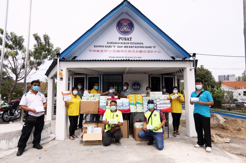 吉隆坡甲洞居民协会联合会及甲洞卫星市C区睦邻计划为安对社区募集600盒口罩，并将免费派发给安对社区，每户住家将获得一盒。