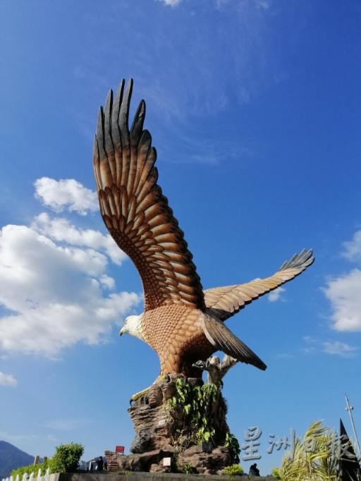 这座红褐色巨鹰展翅待飞的雕塑宏伟非常，果然名不虚传。

