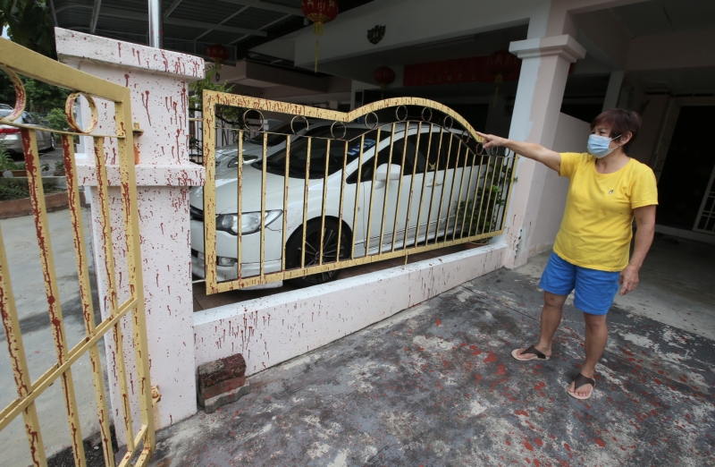 非法借贷公司派人上门泼漆，也殃及刘顺妹隔壁邻居的轿车。