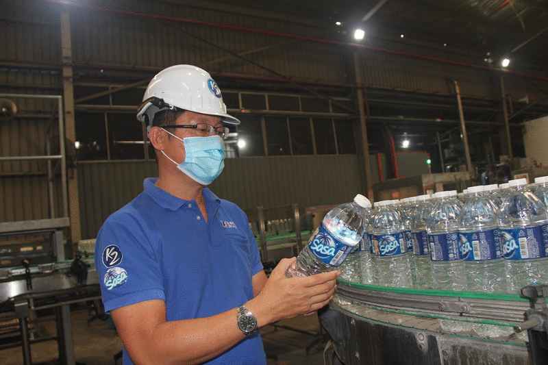 廖显光对产品品质要求严苛，常到工厂视察生产操作，确保推出市面的饮用水达到品质标准。