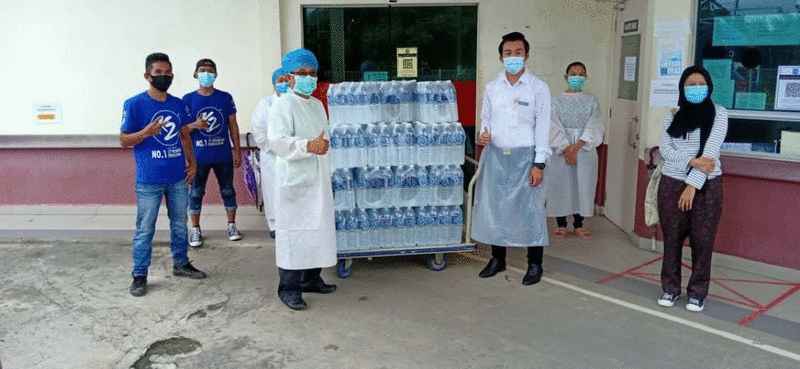 生命泉源私人有限公司捐献K2饮用水给比鲁兰医院医护人员。 