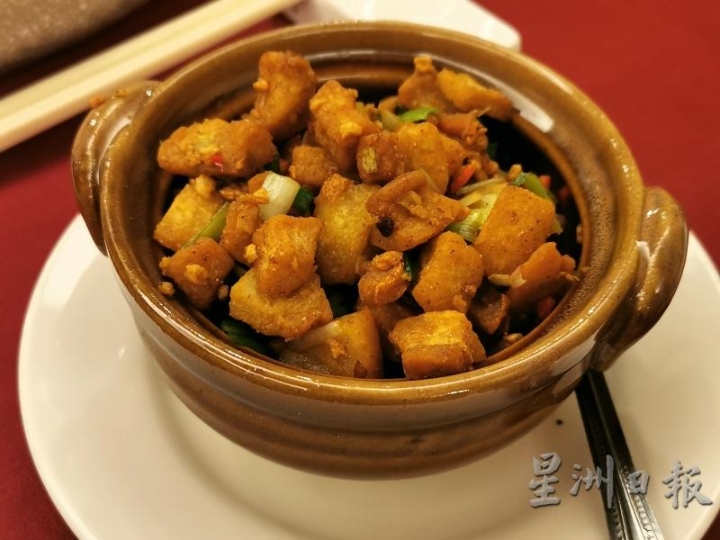 台湾猪油渣通常吃法会做成拌饭或拌蒜末、青葱、一点盐巴当下酒菜。