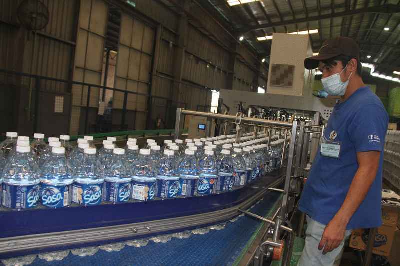 生命泉源私人有限公司自产的SASA饮用水广受欢迎。 