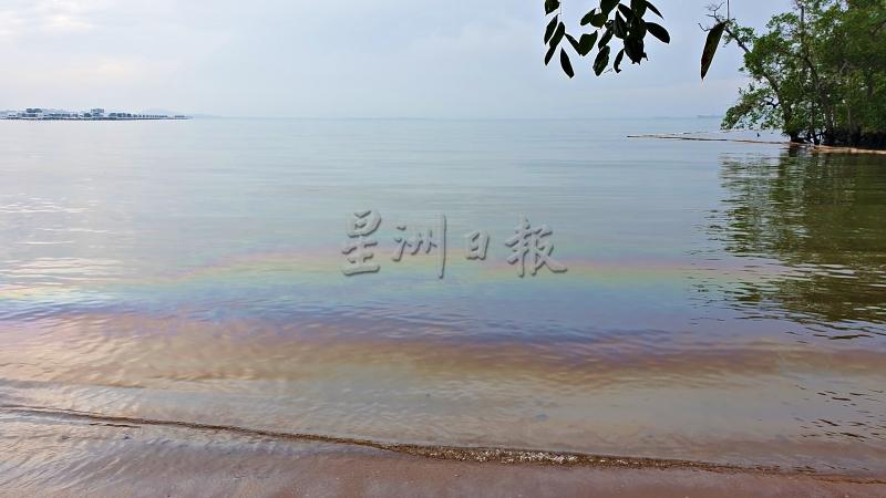 由于无法彻底清除油污，以致海水浮现一层“彩虹”般的反光油迹