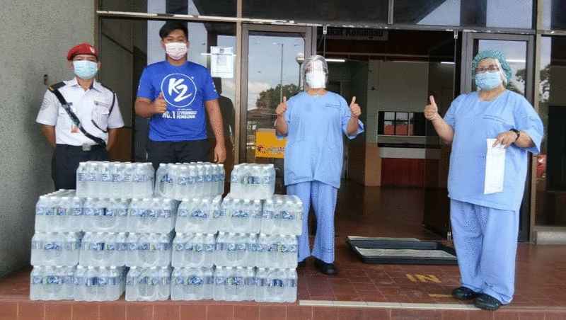 生命泉源私人有限公司捐献K2饮用水给根地咬医院医护人员。 