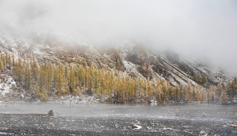 玛嘉沟湖泊雪后美景如诗如画。


