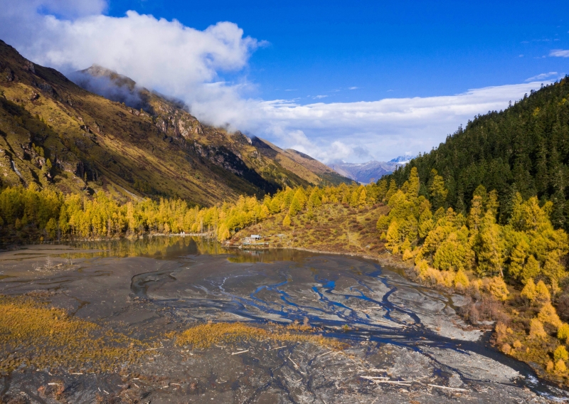 玛嘉沟迷人的秋景让人神往，犹如一幅浑然天成的泼墨山水画。

