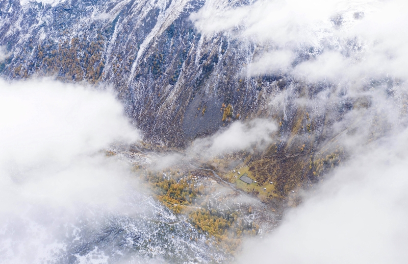 山云雾缭绕的玛嘉沟，增添了无穷的魅力。


