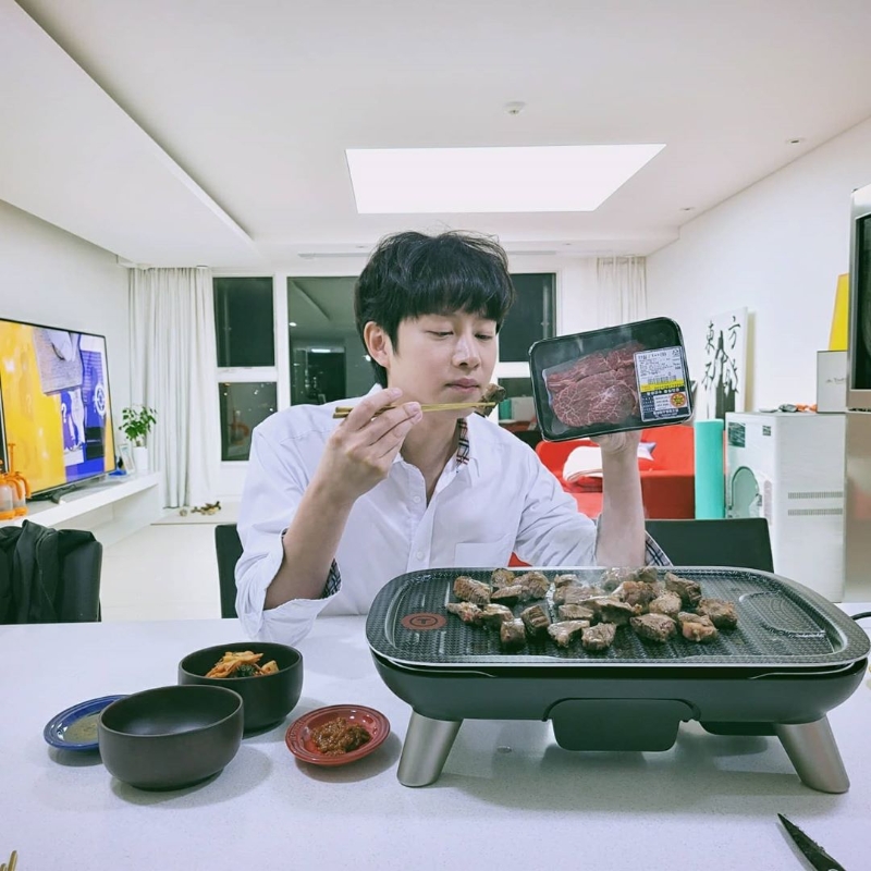 金希澈最近担任横城韩牛宣传大使，在IG分享美食动态却莫名遭网民攻击。