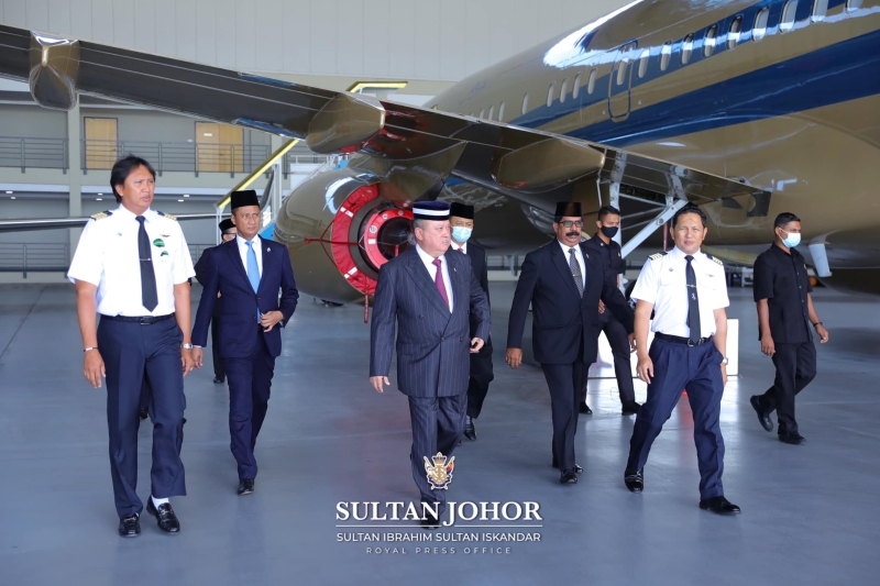 陛下在众人的陪同下抵达士乃国际机场的王室停机库。（图取自柔佛苏丹陛下脸书专页）