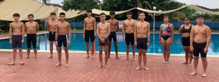 15名游泳教练和助教准备接力游泳6小时30分。