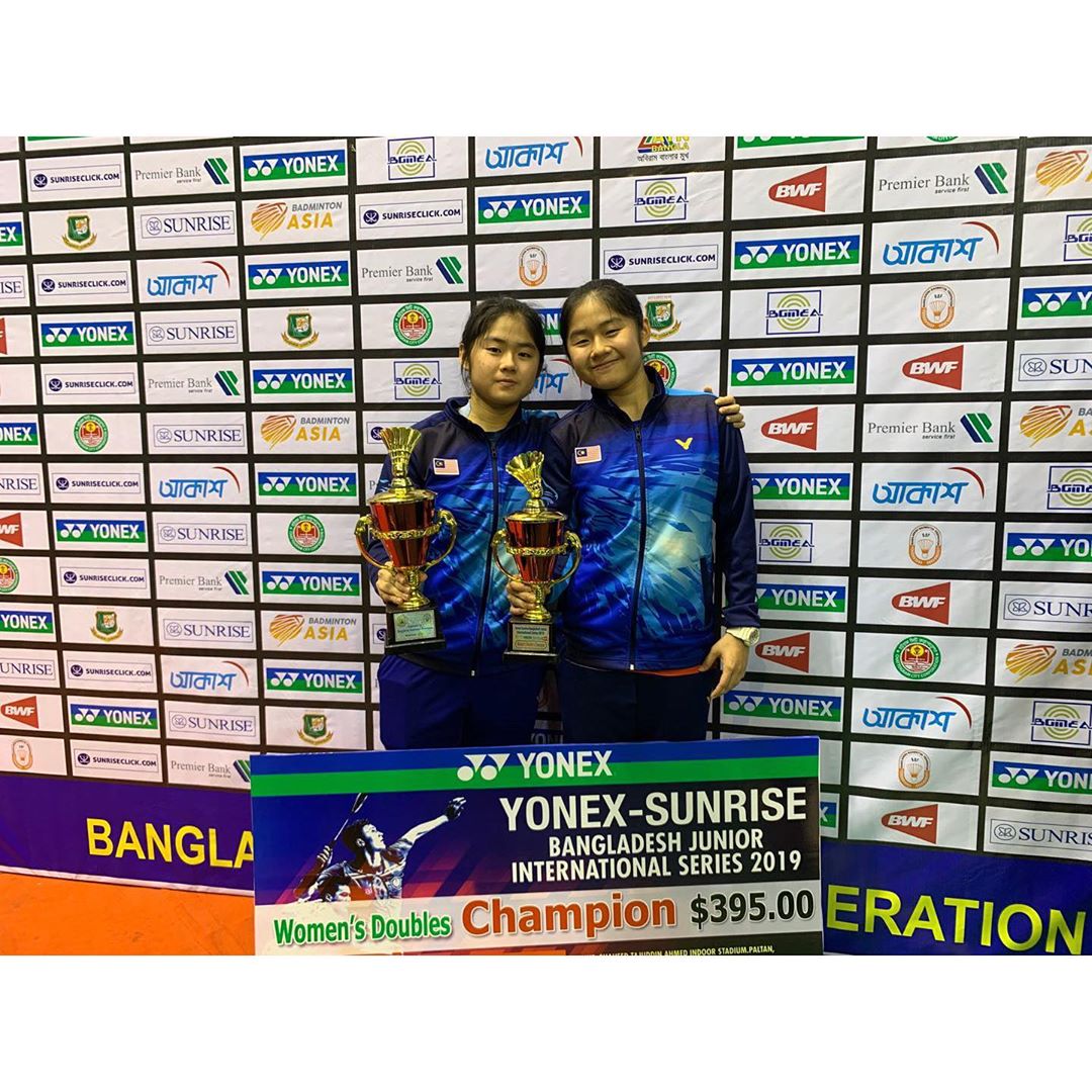 大马双胞胎女双组合钟舒卉（右）与钟舒韵的目标是晋级奥运会，图为两人在去年12月时于达卡赢得19岁以下孟加拉国际系列赛冠军。（钟舒韵IG照）

