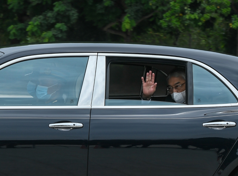 苏丹阿都拉抵达国家皇宫主持马来统治者会议时，向守候在皇宫门外的媒体挥手示意。